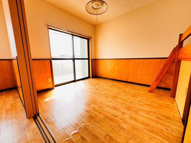 リバティー室岡の洋室