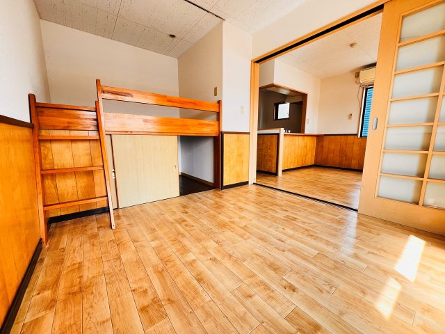 リバティー室岡の洋室