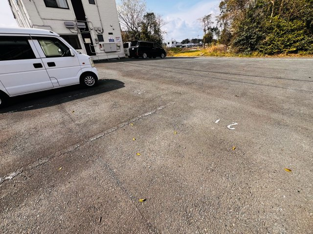 リバティー室岡の駐車場