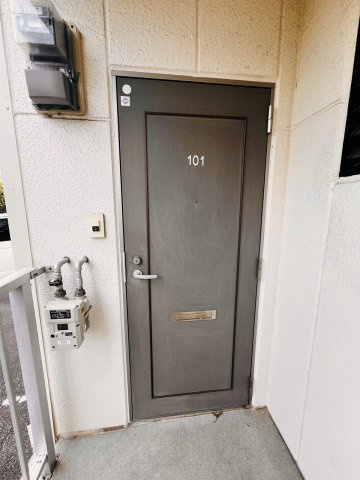 リバティー室岡の玄関