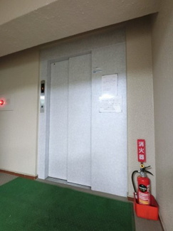 【その他共用部分】 | お買い物時やベビーカーの出し入れに便利なエレベーター付です。