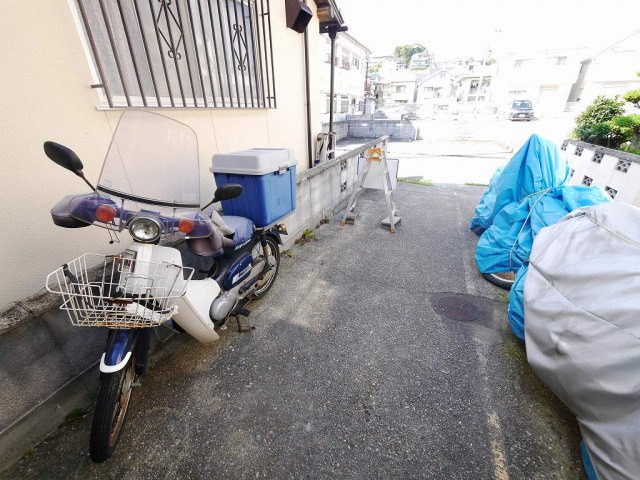 鈴蘭台南町５丁目貸家の駐車場|軽自動車２台駐車可（サイズ要確認）