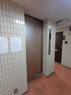 【その他共用部分】 | お買い物時やベビーカーの出し入れに便利なエレベーター付です。