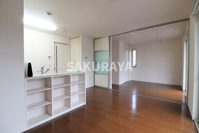 ハピネスの居間・リビング|2021年撮影。現況と異なる場合がございます。