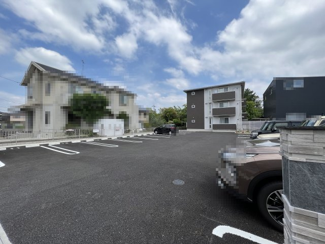 セジュール中部公園の駐車場|駐車場は、2台契約可能です。車を2台お持ちの方や来客用の駐車場が欲しい方におすすめです。