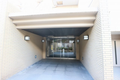 【エントランス】 | サンヴェール大阪城公園 | エントランスです。
管理人が日中は在駐し、オートロックがついていますので防犯面でも安心ですね♪