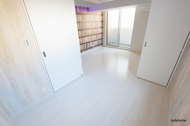 メゾニティクイーン阿波座 仲介手数料無料の居間・リビング