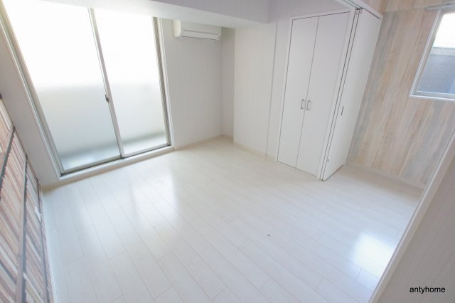 メゾニティクイーン阿波座 仲介手数料無料の洋室