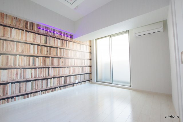 メゾニティクイーン阿波座 仲介手数料無料の居間・リビング