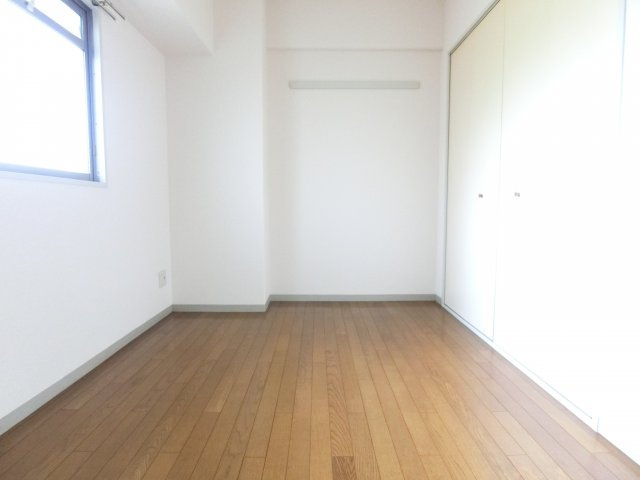 アルシモンテ滝谷の洋室