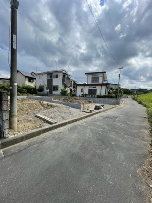 【前面道路含む現地写真】 | 仲介手数料無料　日野市西平山2丁目新築戸建て2棟　2号棟