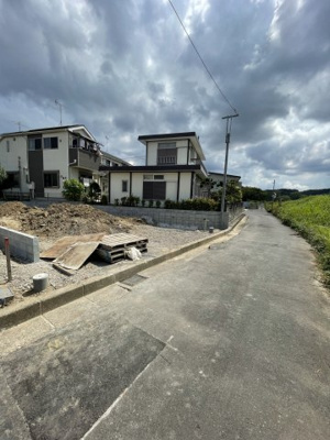 【前面道路含む現地写真】 | 仲介手数料無料　日野市西平山2丁目新築戸建て2棟　2号棟