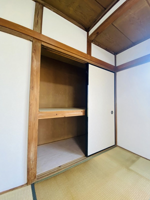 【収納】 | ホワイトハイムカガミ | 和室6帖のお部屋にある押入れです！押入れはかさばるお布団や季節のお洋服を収納するのに便利！