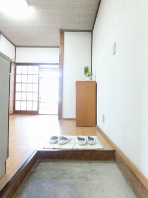 【展望】 | ホワイトハイムカガミ | 玄関から室内への景観です！正面にダイニングキッチン、左手にトイレ・浴室があります☆