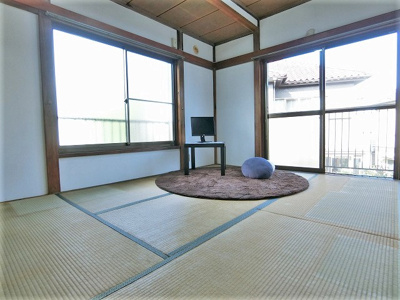 【和室】 | ホワイトハイムカガミ | 和室6帖☆バルコニーに繋がる角部屋二面採光のお部屋は風通し良好！和室は冬場はコタツでほっこり♪夏は意外と涼しくて使い勝手がいいんですよ♪