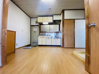 【居間・リビング】 | ホワイトハイムカガミ | ダイニングキッチン6.5帖☆玄関から入ってすぐのお部屋です♪広めのキッチンスペースで毎日楽しくお料理もできますね！