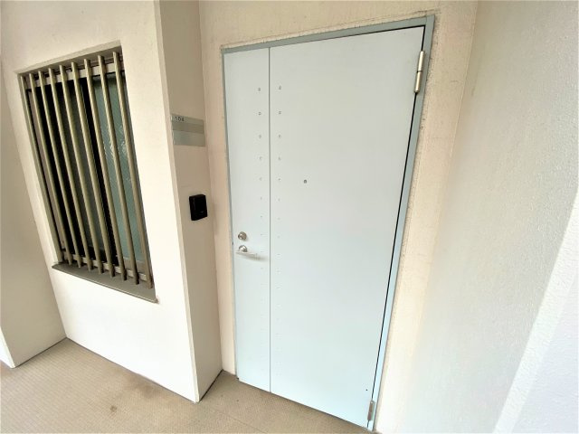 キャッスル常滑　東棟の玄関