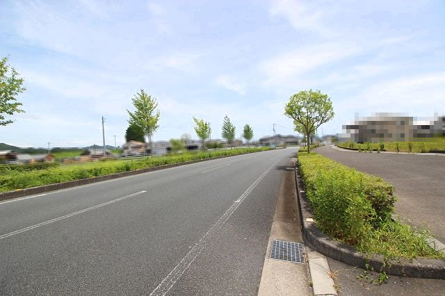 土佐市高岡字摺木分譲地 13号地  売土地 の前面道路含む現地写真|分譲地進入路前国道→東方面