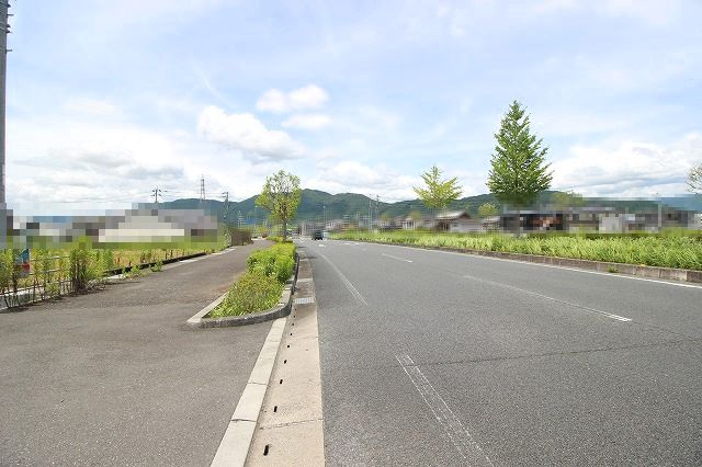 土佐市高岡字摺木分譲地 13号地  売土地 の前面道路含む現地写真|分譲地進入路前国道→西方面