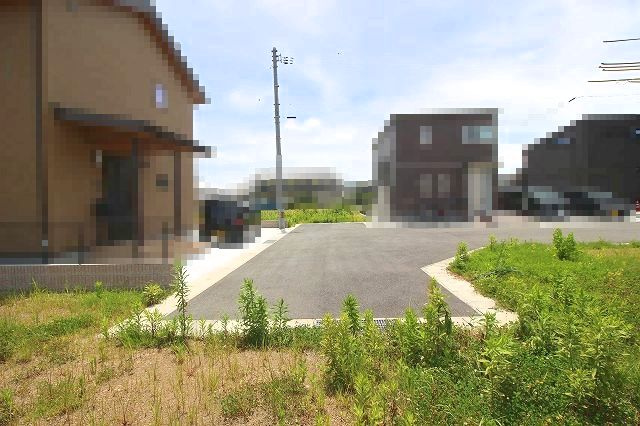 土佐市高岡字摺木分譲地 13号地  売土地 の前面道路含む現地写真