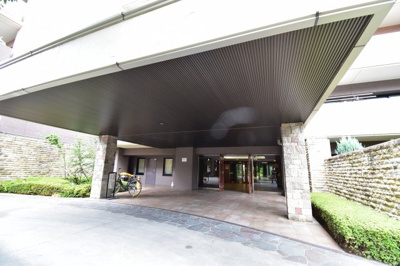 【エントランス】 | コスモ・ザ・パークス玉川上水 | 手入れの行き届いたエントランス。管理体制も良好です。