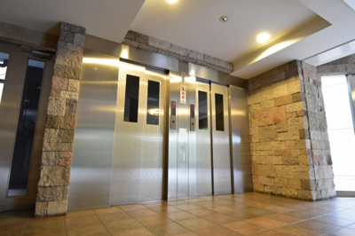 【その他共用部分】 | コスモ・ザ・パークス玉川上水 | ベビーカーも楽に入れるエレベーター完備。荷物の多いママにも安心ですね。