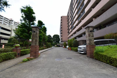 【駐車場】 | コスモ・ザ・パークス玉川上水 | 時間がない時も車の出し入れが楽にできる平置き駐車場。月額8000円～11000円。