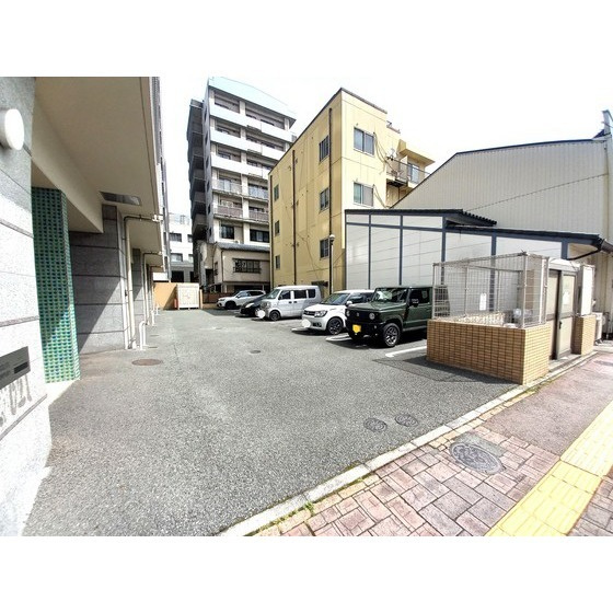熊本市中央区坪井２丁目の賃貸マンションの駐車場