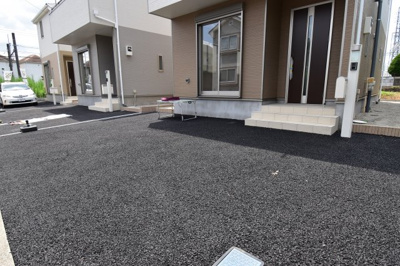 【駐車場】 | 小平市栄町第3　1号棟 | 玄関前の駐車スペースは買い物帰りで荷物が多くても楽ですね。前面道路も広いので車庫入れもしやすいです。