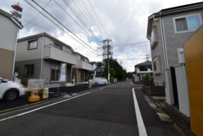 【前面道路含む現地写真】 | 小平市栄町第3　1号棟 | 前面道路公道6メートルあります。運転が苦手な奥様でも楽々駐車可能です。
