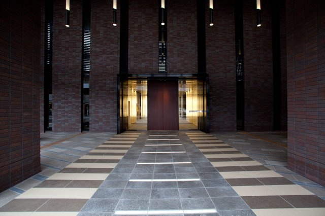 ロイヤルタワー横濱鶴見（鶴見区鶴見中央1丁目）のエントランス|毎日通るエントランスはこのようになっています