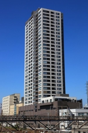 ロイヤルタワー横濱鶴見（鶴見区鶴見中央1丁目）の外観| ロイヤルタワー横濱鶴見　1LDK　充実の共用施設　京浜東北線「鶴見」駅徒歩1分　タワーマンション　平成22年9月築　ペット飼育可能　管理体制良好　陽当り良好　LDKはゆとりある約22.5帖　　