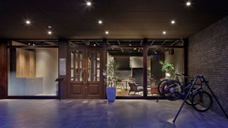 【エントランス】 | ・レンタルサイクル付き
・建物外観のイメージを最大限活かす外装・内装