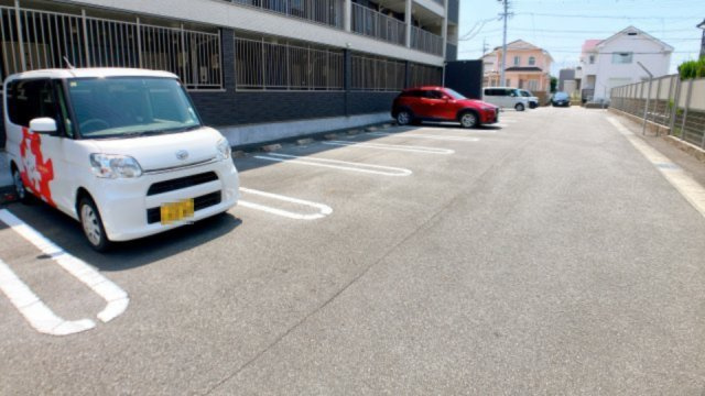 サンハウス宮池の駐車場