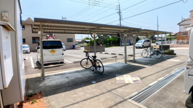 サンハウス宮池の駐車場
