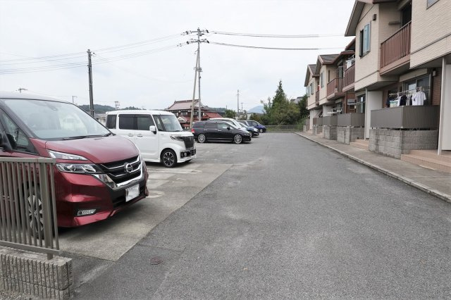 パッサーレ　弐番館の駐車場