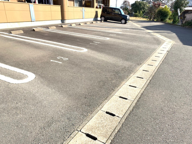 八女市高塚のアパートの駐車場