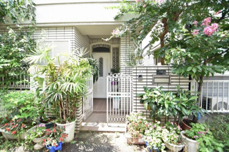 【外観】 | 外側から見る玄関　（2021年7月撮影）