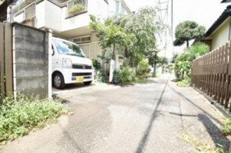 【前面道路含む現地写真】 | 前面道路の車の通行は、ほとんど御座いません。小さなお子様にも安心の立地です。（2021年7月撮影）