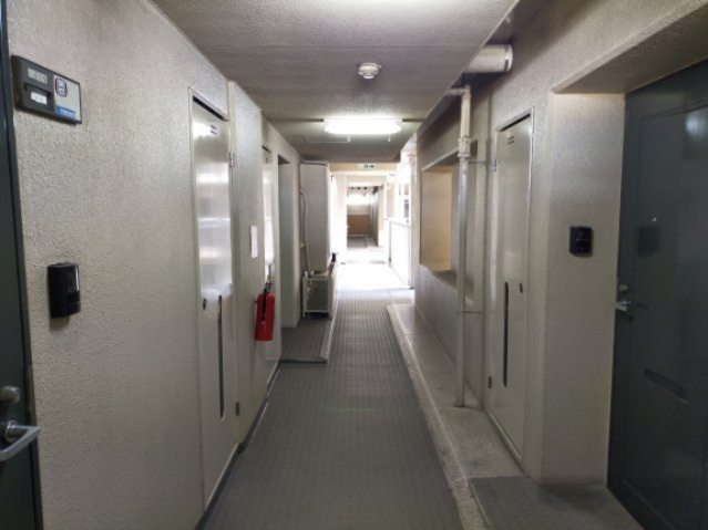 緑橋レックスマンションのその他共用部分|綺麗に清掃とお手入れがなされた廊下部分です。