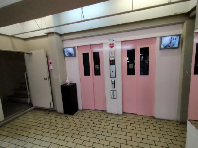 緑橋レックスマンションのその他共用部分|エレベーターは二基あるので、混雑時にも待ち時間が少ないです。防犯カメラ付きでセキュリティ面も安心。