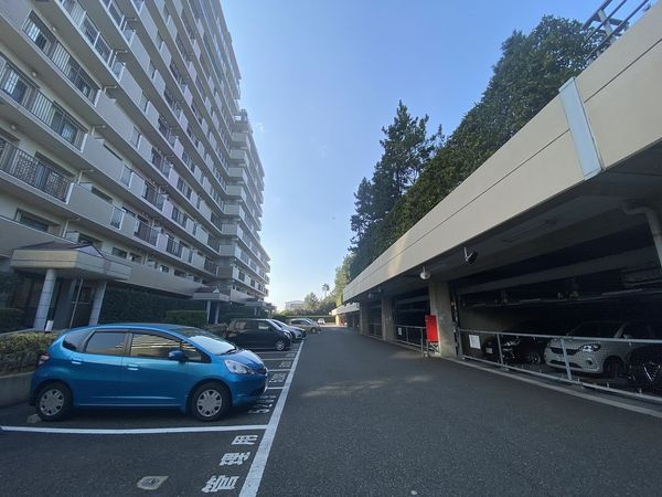 リベーラガーデンH棟（ウエストウイング）の駐車場