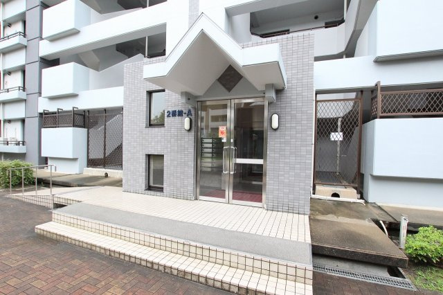 レークヒルズ野多目一番館のエントランス