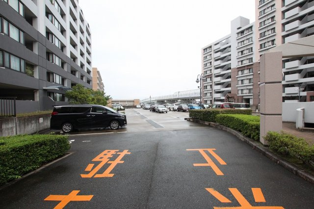 レークヒルズ野多目一番館の駐車場
