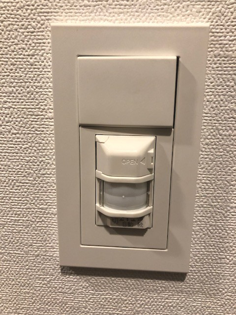 オーキッドレジデンス上野稲荷町の設備|人感センサー付きの玄関ライトで便利で安心です
