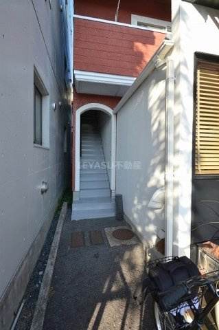 広島市西区庚午中４丁目のアパートのエントランス