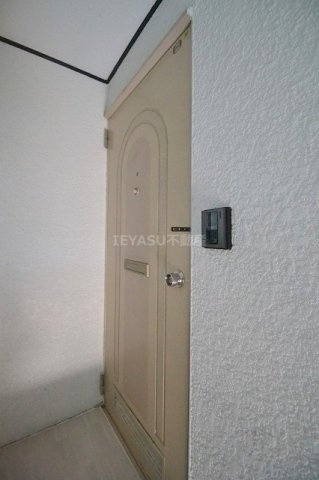 広島市西区庚午中４丁目のアパートの玄関