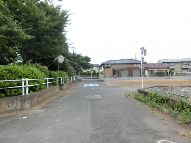 鴻巣市稲荷町の売地の前面道路含む現地写真