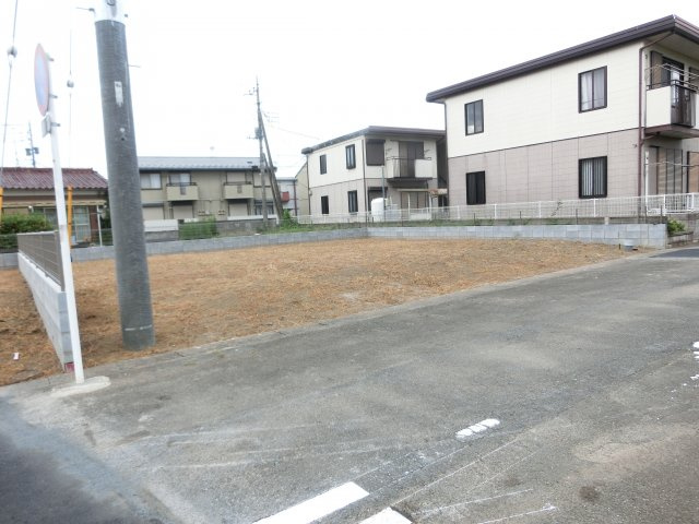 鴻巣市稲荷町の売地の前面道路含む現地写真