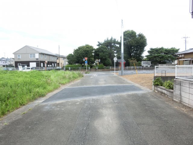 鴻巣市稲荷町の売地の前面道路含む現地写真